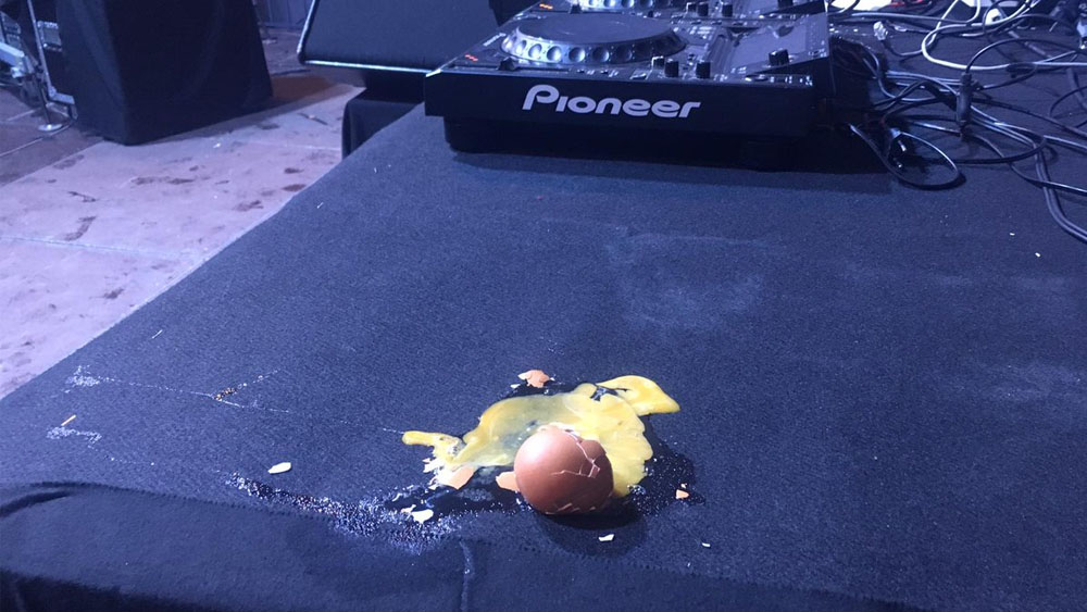 #Video Lanzan huevos durante concierto de Marta Sánchez