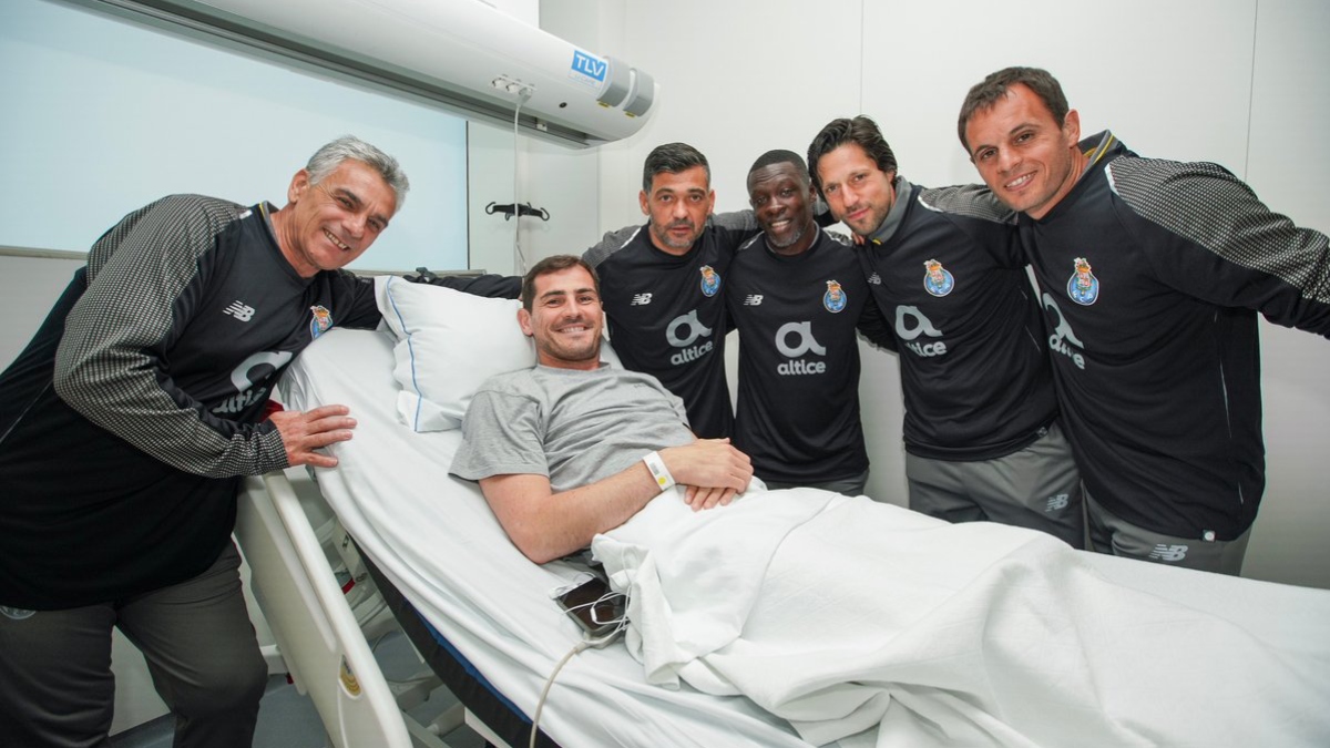Jugadores y directivos del Porto visitan a Iker Casillas en el hospital