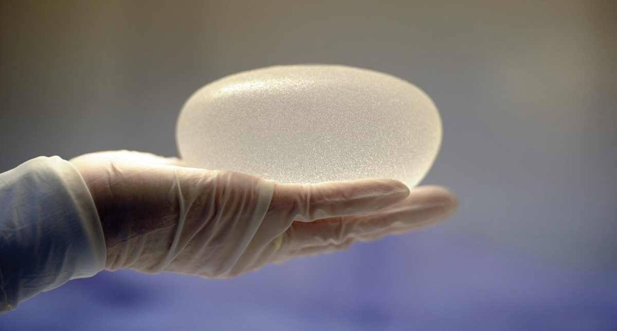 Canadá prohibe implantes mamarios por riesgo de cáncer
