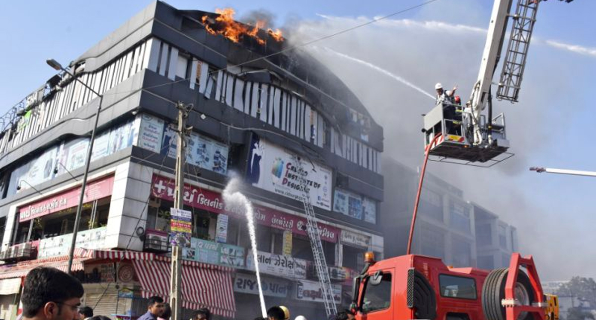 #Video Al menos 15 muertos por incendio en edificio en India