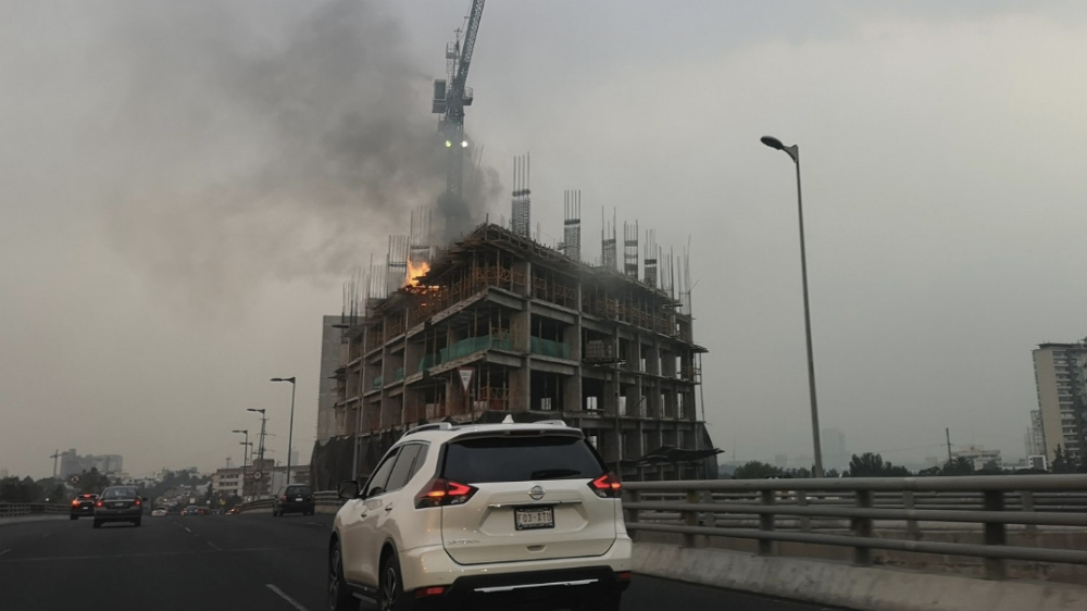 Controlan incendio en edificio en construcción entre Periférico y San Jerónimo