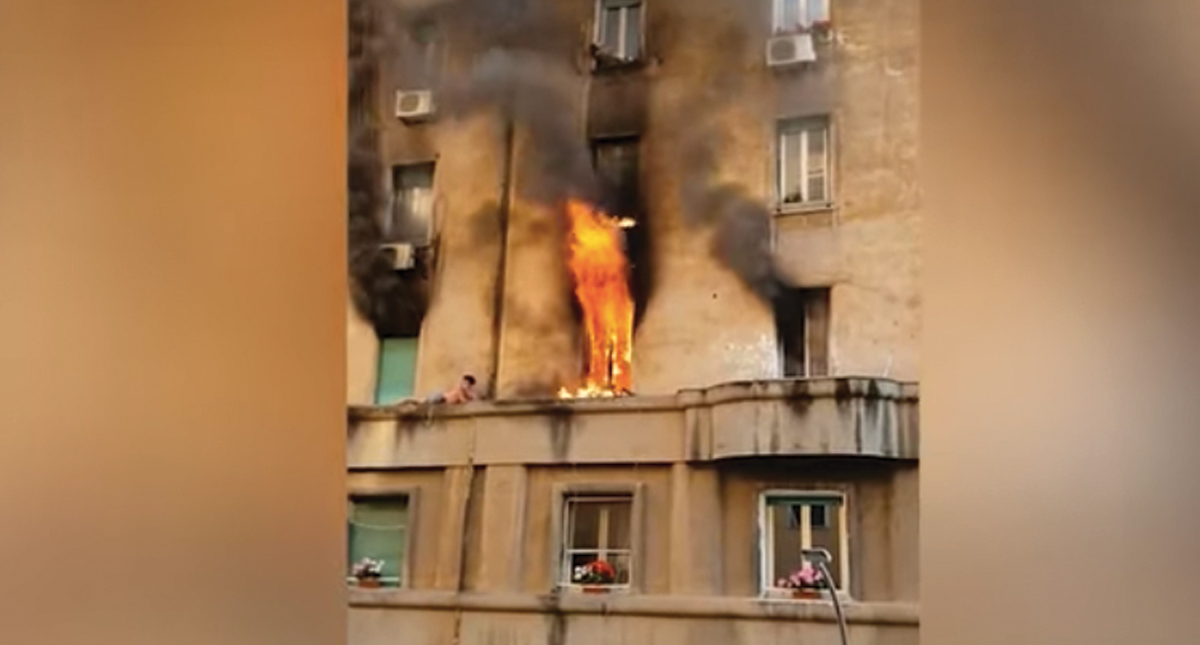 #Video Rescatan a hombre que quedó en una cornisa durante incendio en Roma