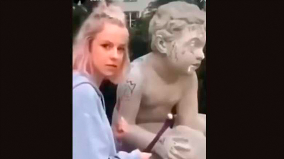 #Video Influencer daña estatua de 200 años para ganar seguidores