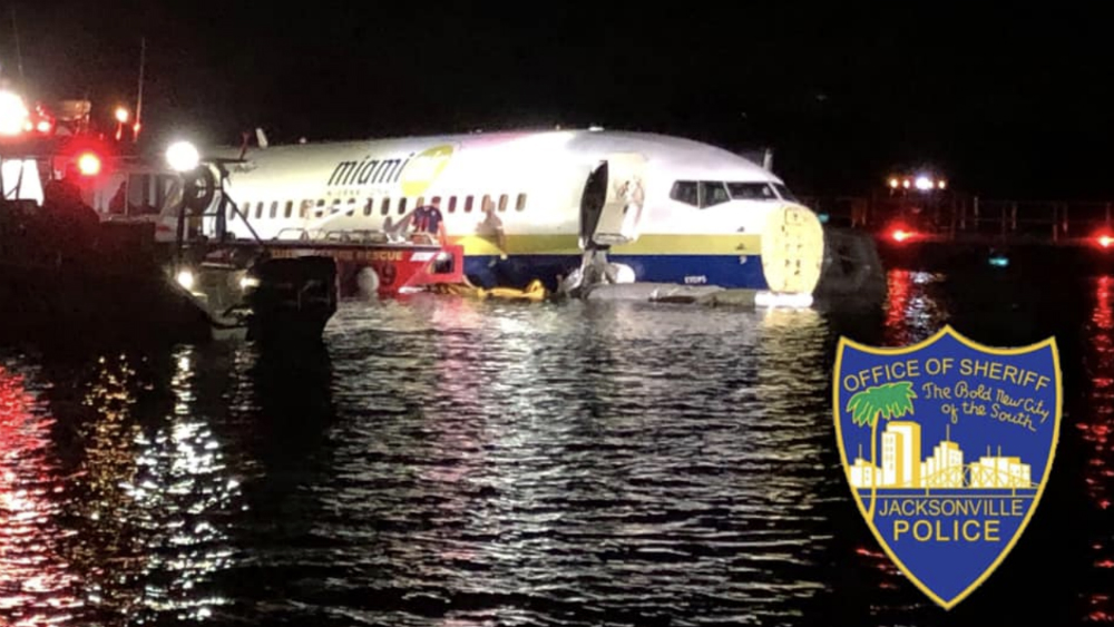 Avión de pasajeros se precipita a río en Jacksonville