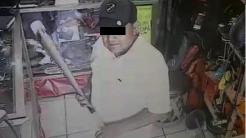 #Video Sujeto da batazo a mujer para robar en negocio