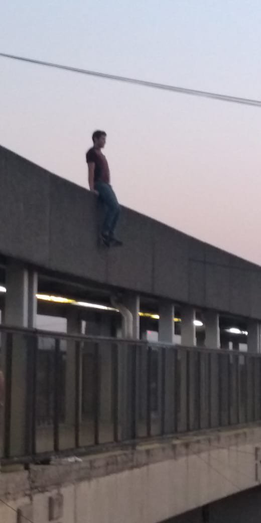 Joven salta de puente en el Metro Pantitlán - joven-puente-metro-pantitlan