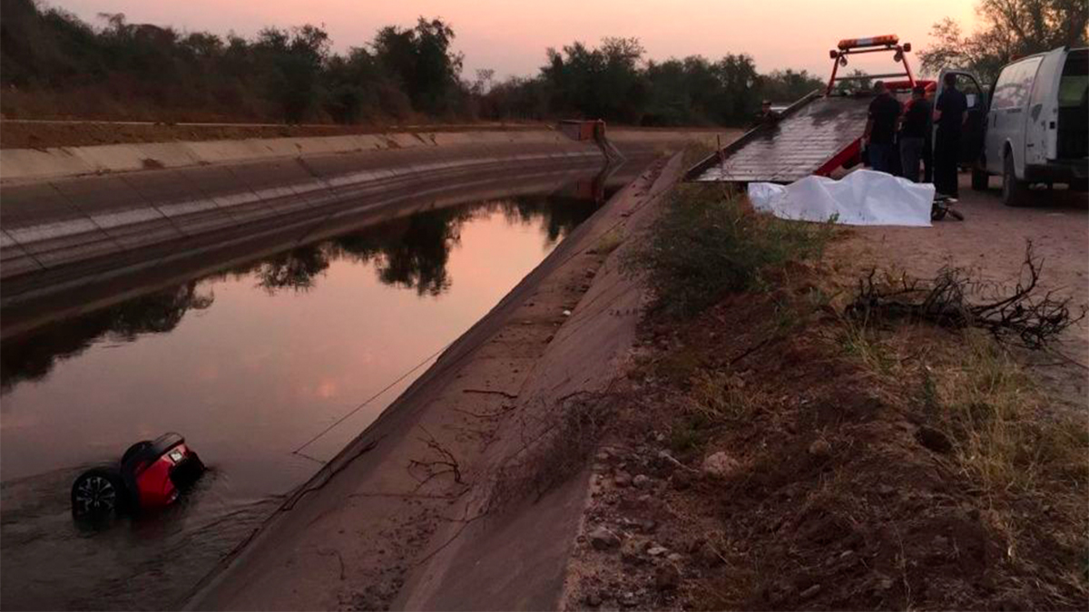 Hallan restos de jóvenes en camioneta hundida en canal de Culiacán