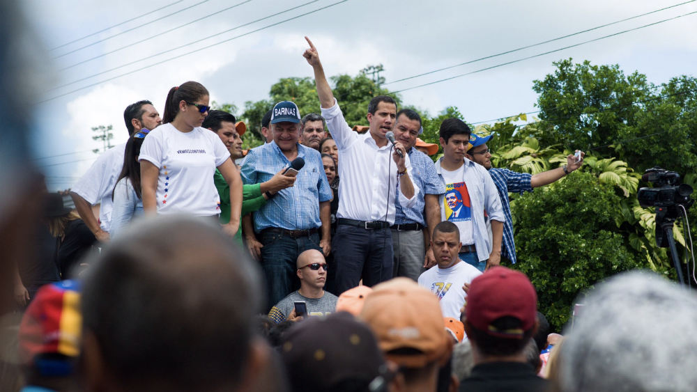 “Que se vayan”: Guaidó desafía a Maduro en la cuna de Chávez