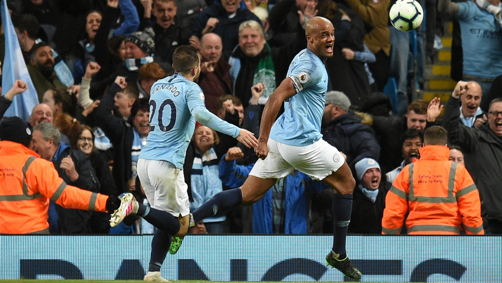 Golazo de Kompany acerca al Manchester City al título de la Premier