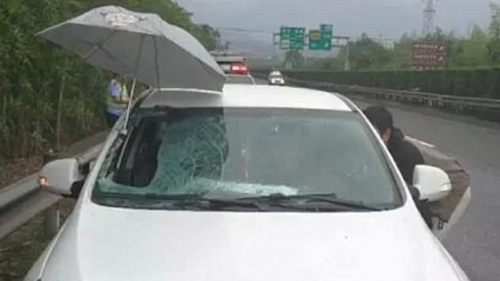 #Video Llanta suelta rompe parabrisas y hiere a conductor - la-llanta-dejo-un-enorme-hoyo-en-el-parabrisas-del-auto-del-senor-fan