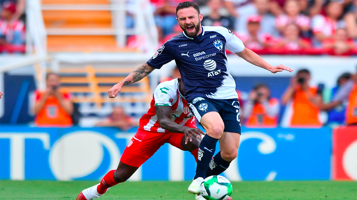 Operan con éxito a Miguel Layún por problema renal