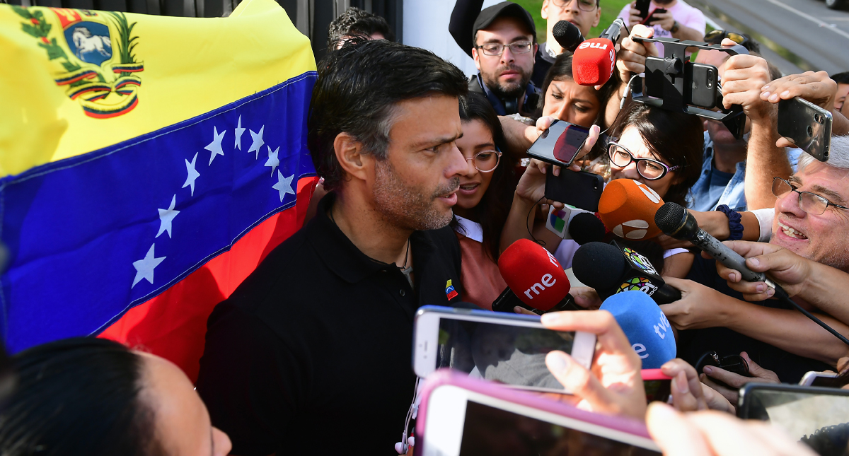 España reprende a Leopoldo López por desafiar a Maduro desde su embajada