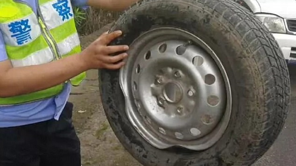 #Video Llanta suelta rompe parabrisas y hiere a conductor