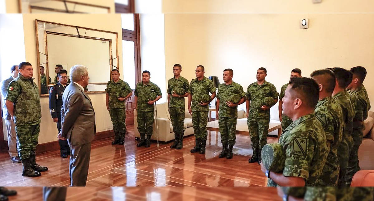 López Obrador recibe a militares ‘vejados’ en La Huacana