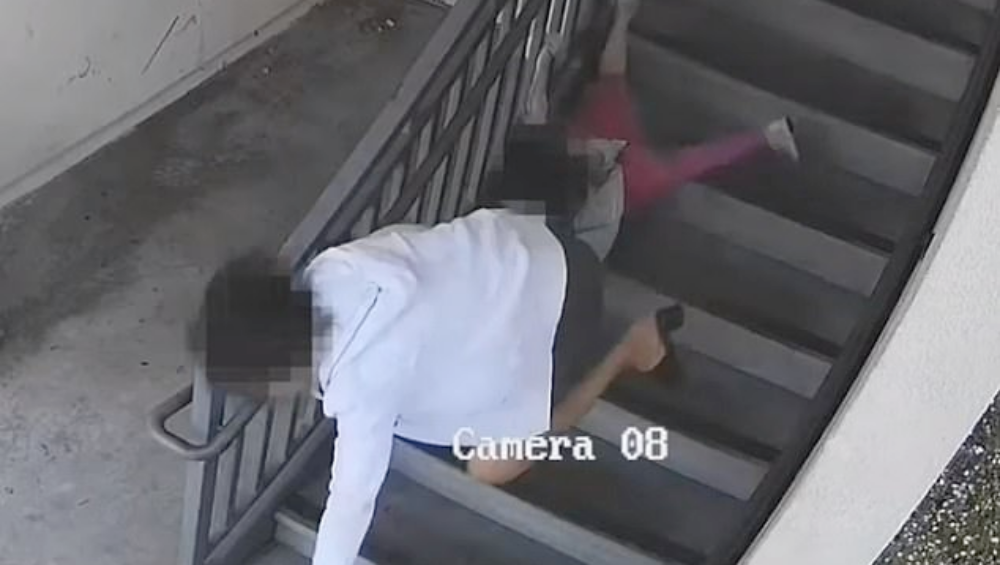 #Video Asaltante arrastra por escaleras a madre e hija durante robo