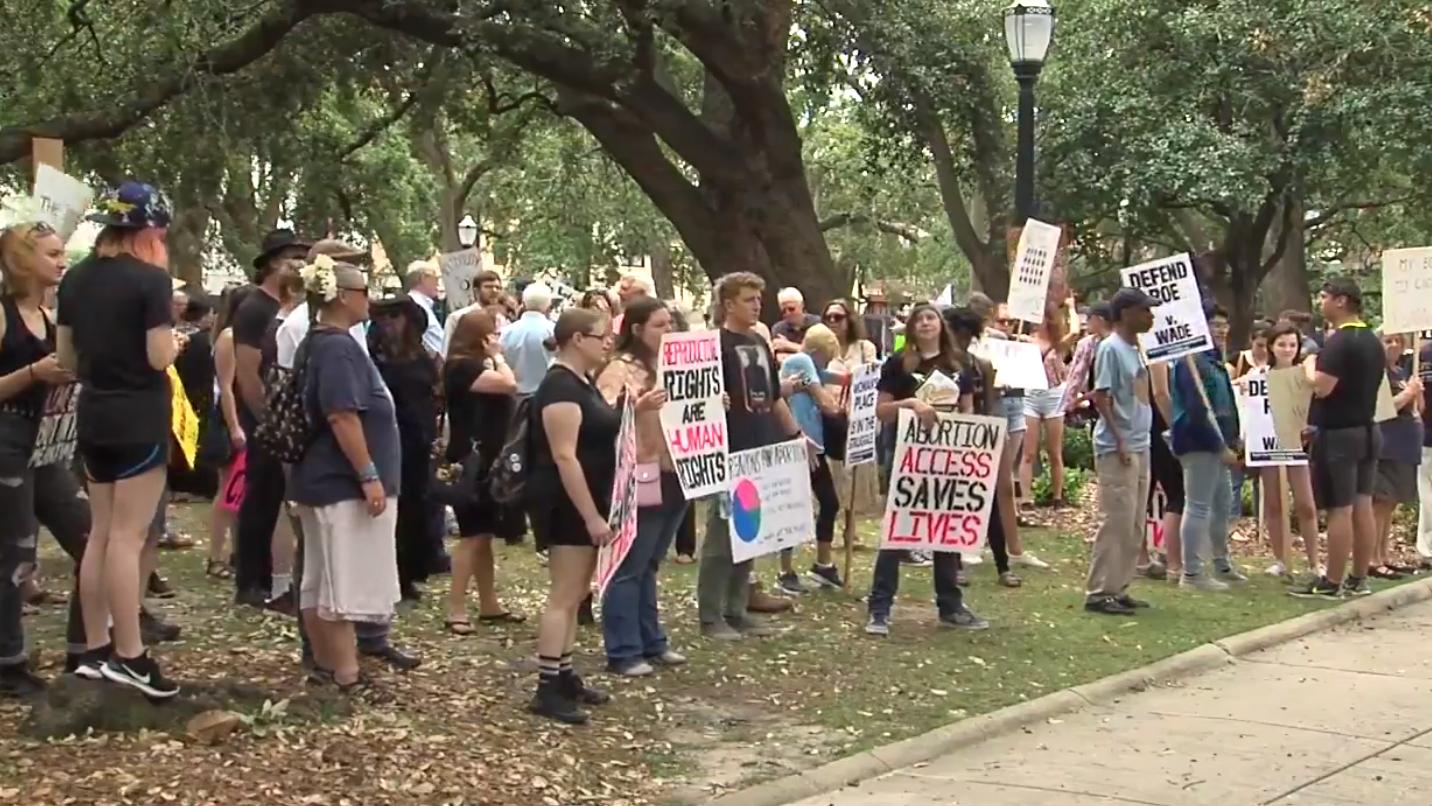 Alabama se llena de protestas contra penalización del aborto
