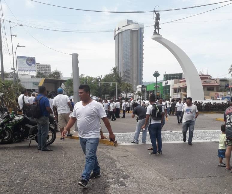 Transportistas marchan en Acapulco para exigir seguridad - manifestantes-en-la-diana-cazadora