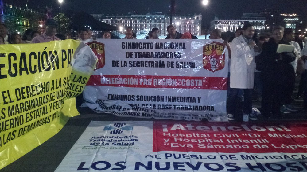 Protestan trabajadores de Oaxaca en Palacio Nacional y el Zócalo