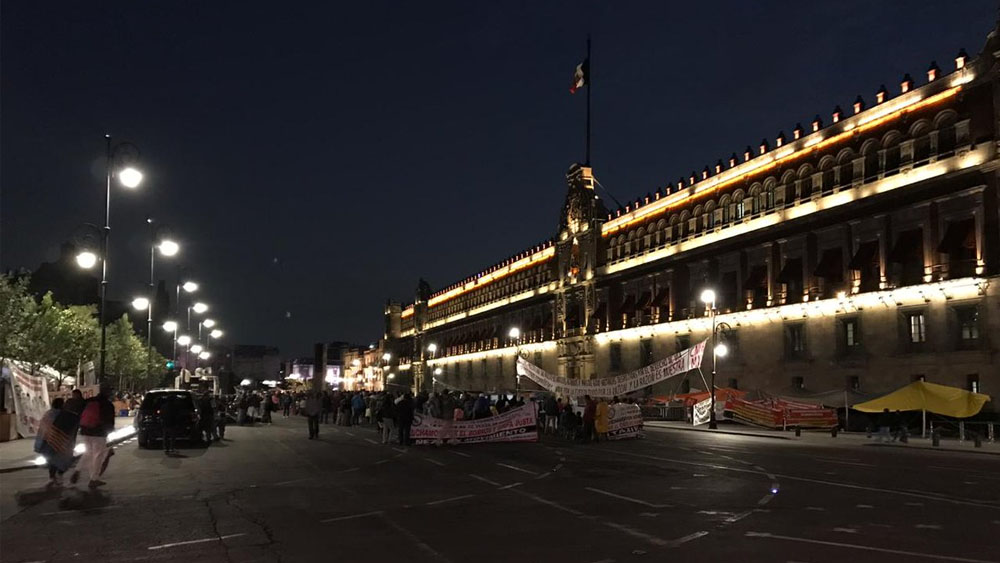 Manifestantes protestan frente a Palacio Nacional
