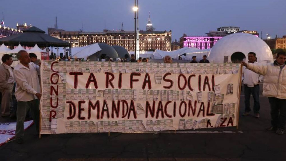Manifestantes cierran el Zócalo por cobros de luz