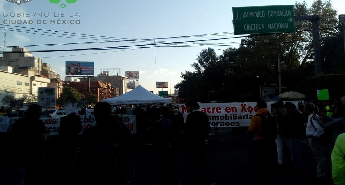 Manifestantes cierran tres carriles de Avenida Universidad - manifestantes-sobre-avenida-universidad