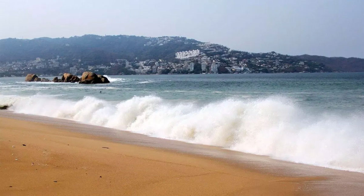Restringen actividades en playas y muelles de Acapulco por mar de fondo