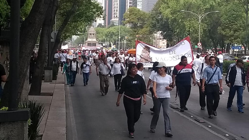 Vagoneros y campesinos bloquean Paseo de la Reforma por marchas