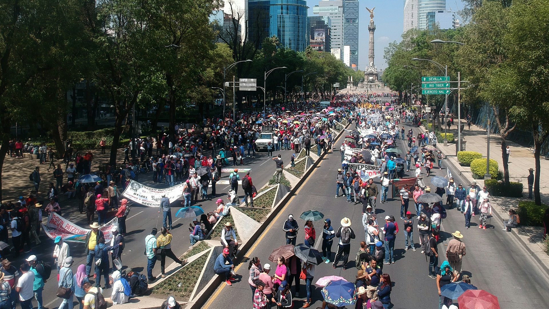 CNTE y AMLO se reúnen por tema de maestros cesados CNTE y AMLO se reúnen por tema de maestros cesados
