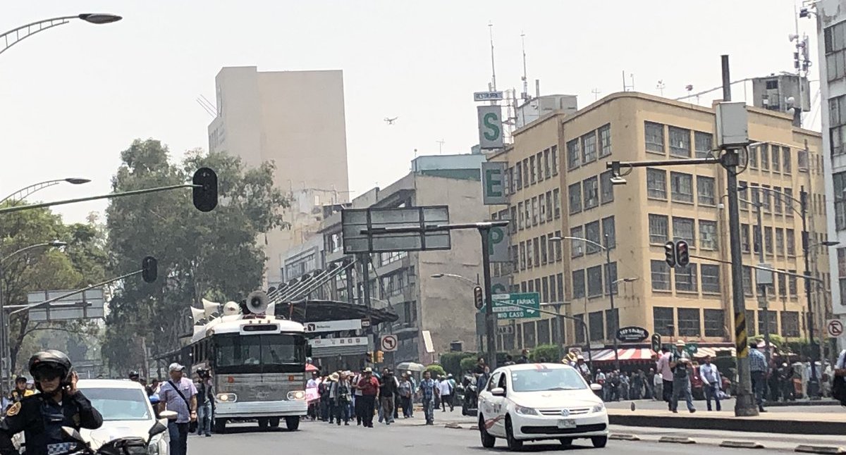 Marchan por el Día del Maestro, pese a contingencia ambiental