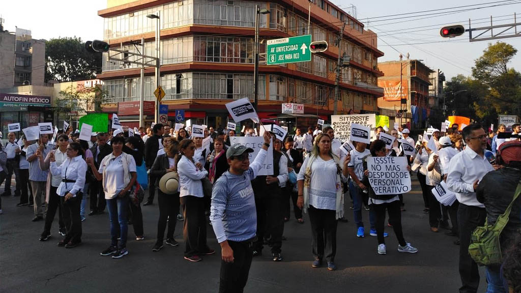Marchan en Félix Cuevas exigiendo no más despidos en el ISSSTE