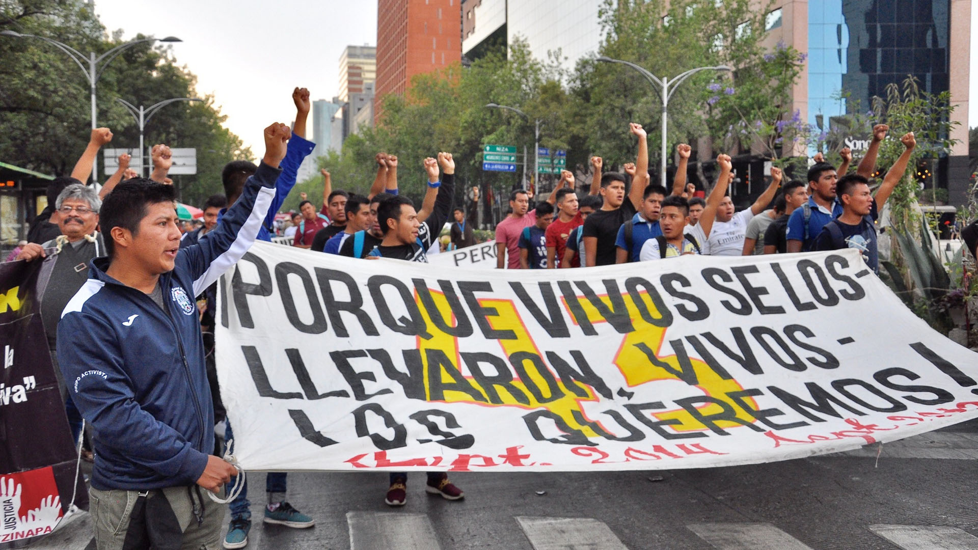 Padres de Ayotzinapa marcharán este domingo en la CDMX