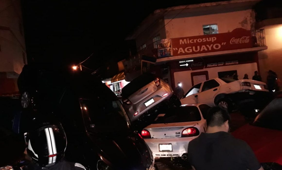 Tromba en Matehuala arrastra 50 vehículos - matehuala