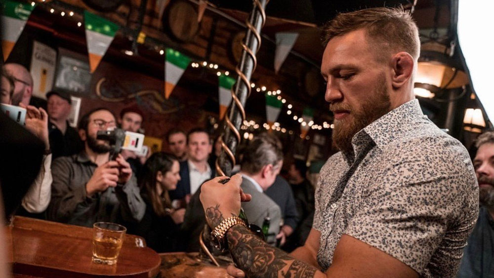 Interrogan a McGregor por golpear a hombre en Dublín