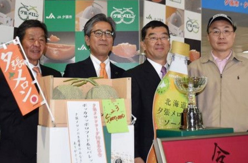 Subastan par de melones por más de 45 mil dólares en Japón - melones-japon-1