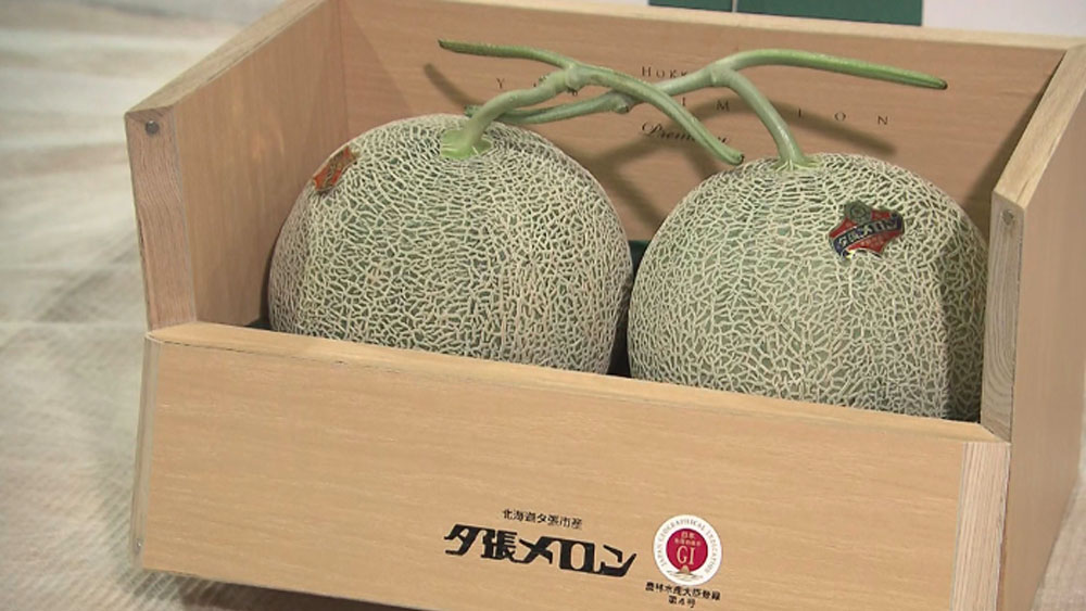 Subastan par de melones por más de 45 mil dólares en Japón
