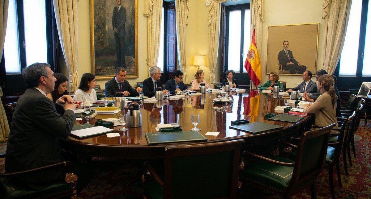 Parlamento de España suspende a diputados catalanes independentistas