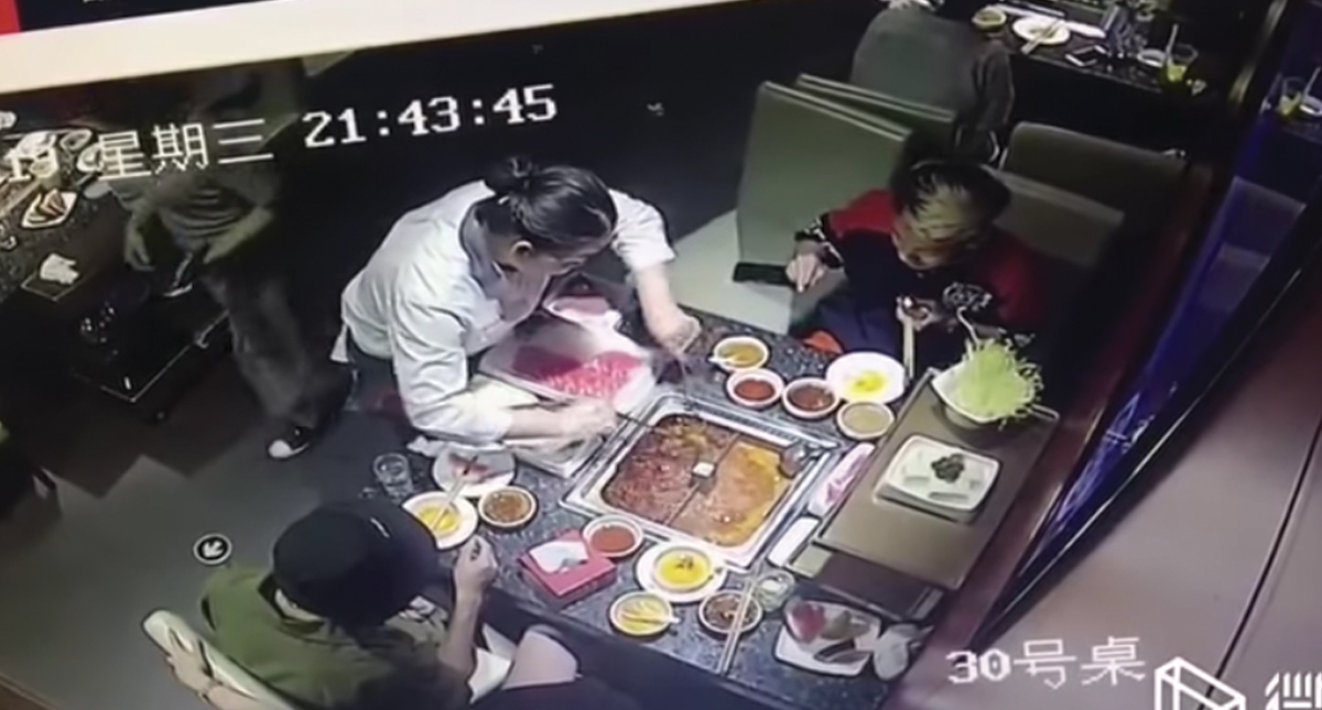 #Video Olla de sopa hirviendo explota en la cara de mesera en China