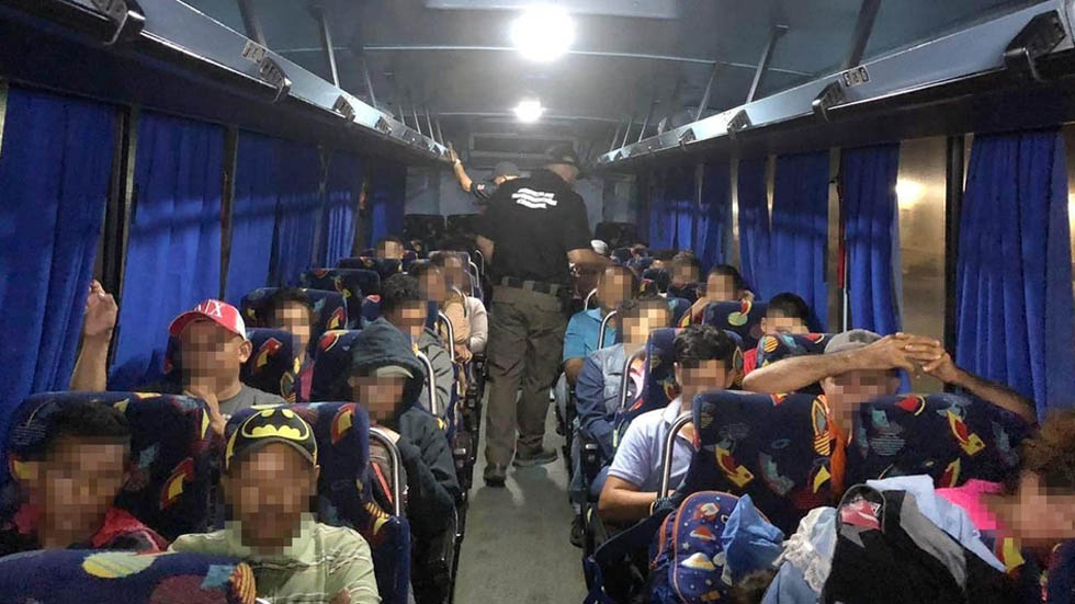Aseguran a 32 migrantes que viajaban en autobús en Chiapas