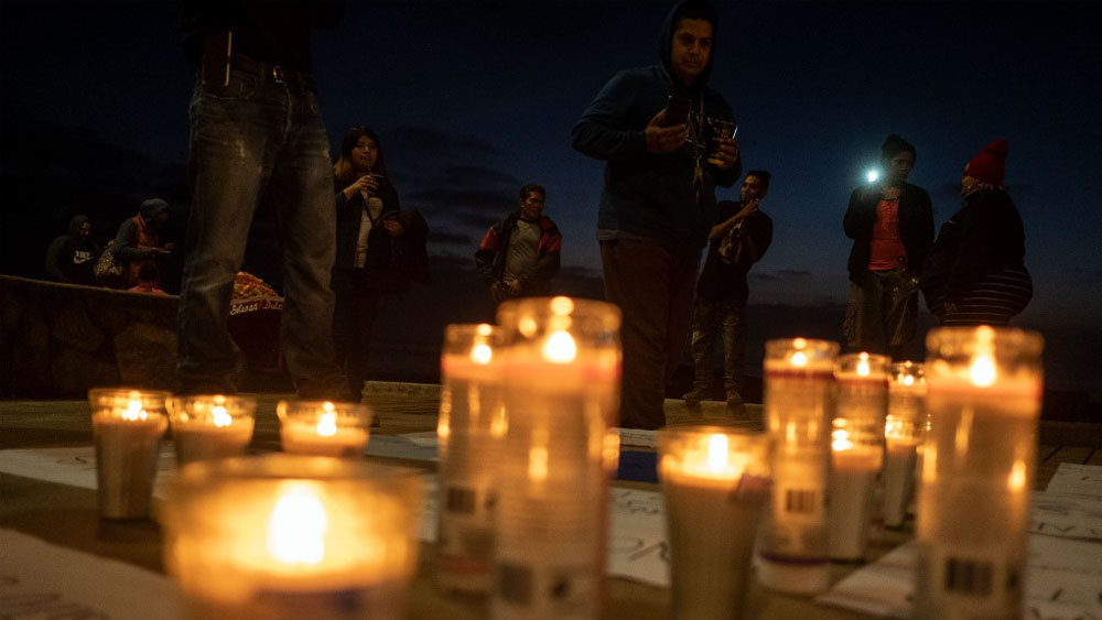 Centroamericanos rezan por migrantes muertos en frontera de EE.UU.