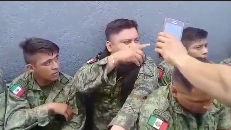 A salvo militares sometidos por civiles en Michoacán