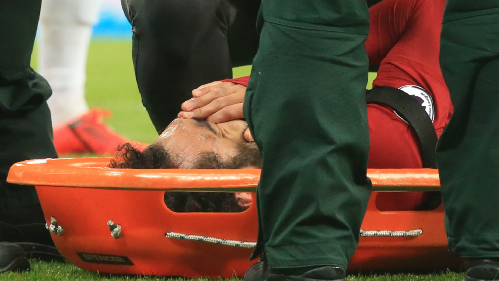 Salah sale del campo en camilla a tres días de recibir al Barça