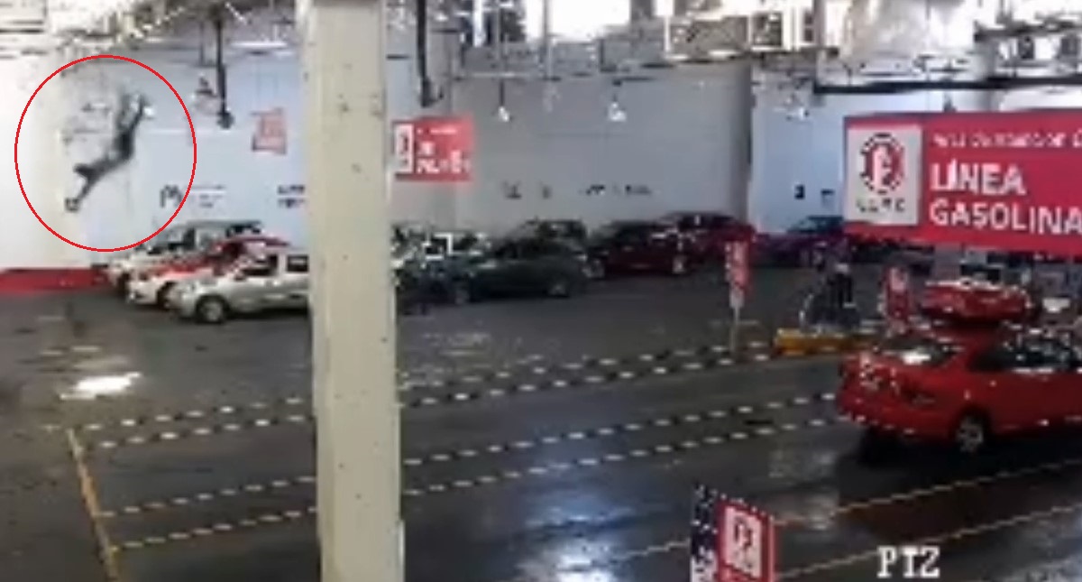 #Video Empleado cae del techo de verificentro