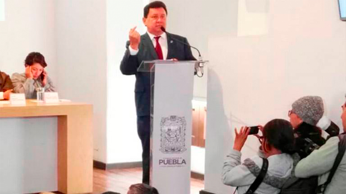 Morena analiza expulsión de diputado misógino en Puebla