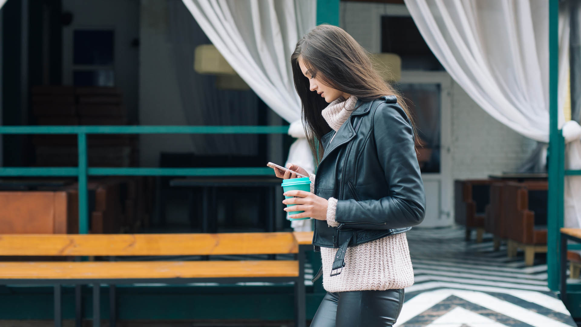 Proponen multar a quienes caminen utilizando el celular en Nueva York