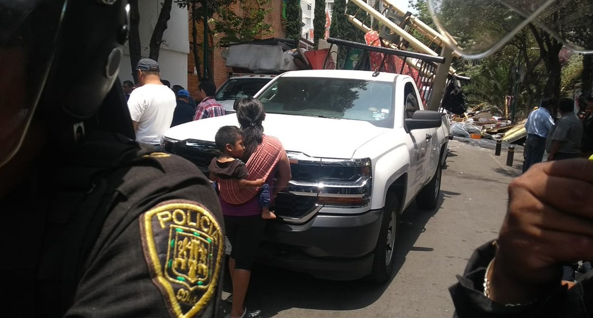 #Video Desalojo de otomíes deriva en riña en la colonia Juárez - mujer-con-su-hijo-se-paro-frente-a-una-camioneta-oficial-para-que-no-se-llevaran-sus-pertenencias