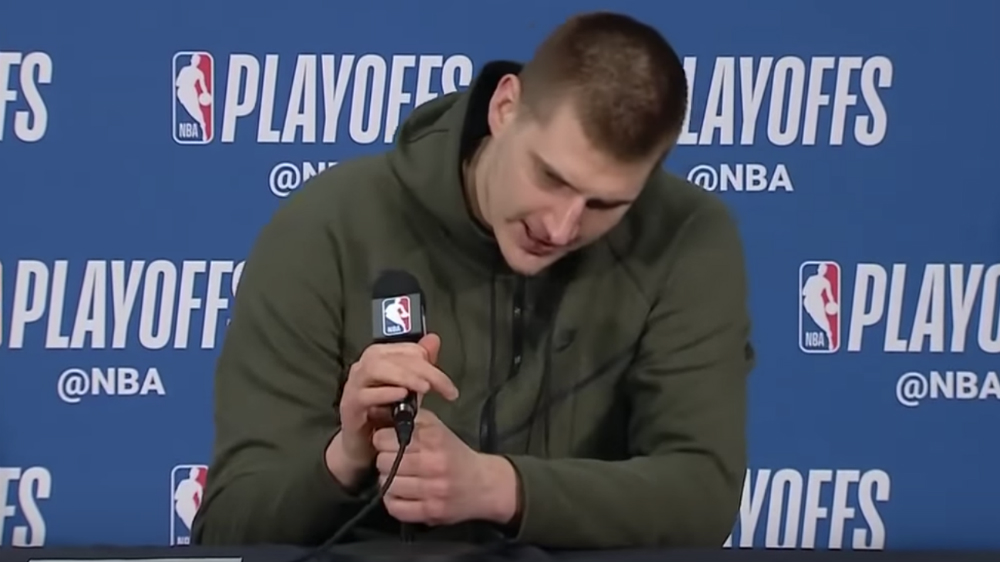 #Video Jugador de NBA rompe micrófono durante conferencia