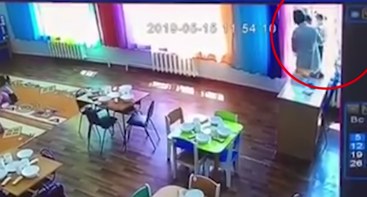 #Video Niña cae del segundo piso de una guardería y sobrevive