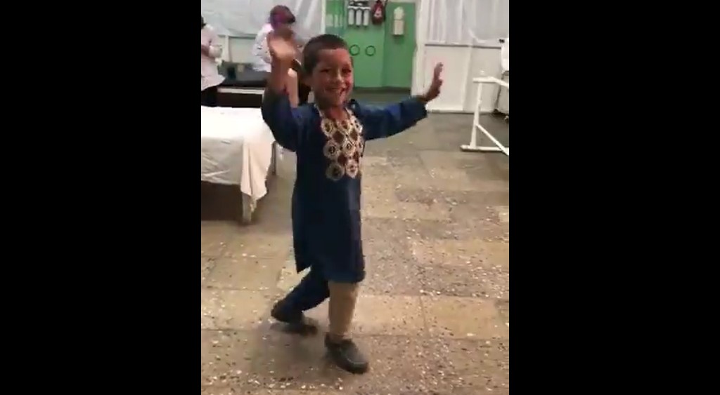 #Video Niño afgano festeja con baile recibir pierna prostética