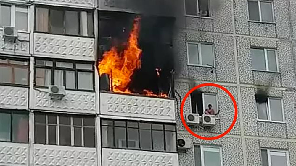 #Video Niño queda atrapado durante incendio en edificio