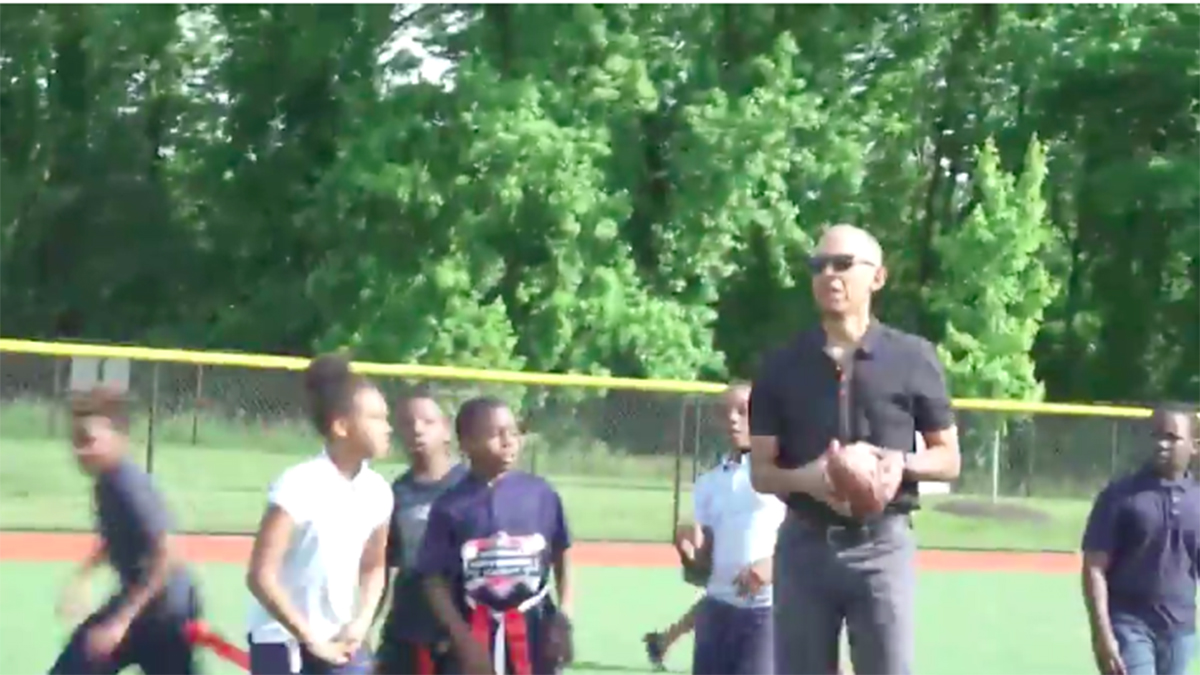 #Video Obama juega beisbol con niños en Washington DC